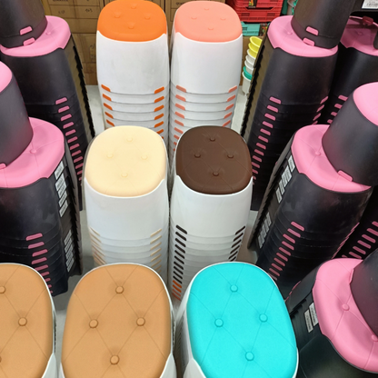 كرسي بلاستيكي قوي وثابت يتحمّل الوزن وسهل التخزين